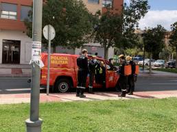 Miembros de la UME preparan la actuación en el Residencial